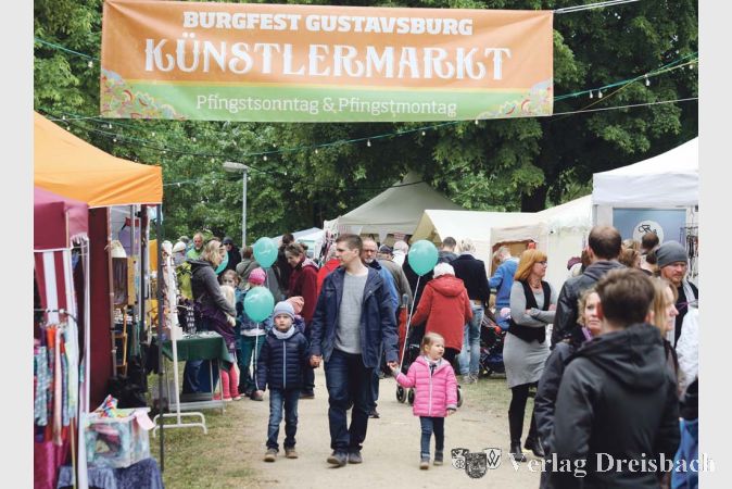 Der K&uuml;nstlermarkt an dem Pfingstfeiertagen ist noch nicht so lange Bestandteil des Burgfestes und noch dabei sich zu entwickeln. Rund 50 Anbieter boten aber reichlich Auswahl.
