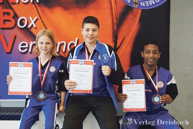Die drei jugendlichen Vertreter des SV 09 Fl&ouml;rsheim bei der Hessenmeisterschaft im Kickboxen (v.l.): Jonathan Schneider, Chafik Bouzraa und Mus&eacute; Hagos.
(Foto: privat)