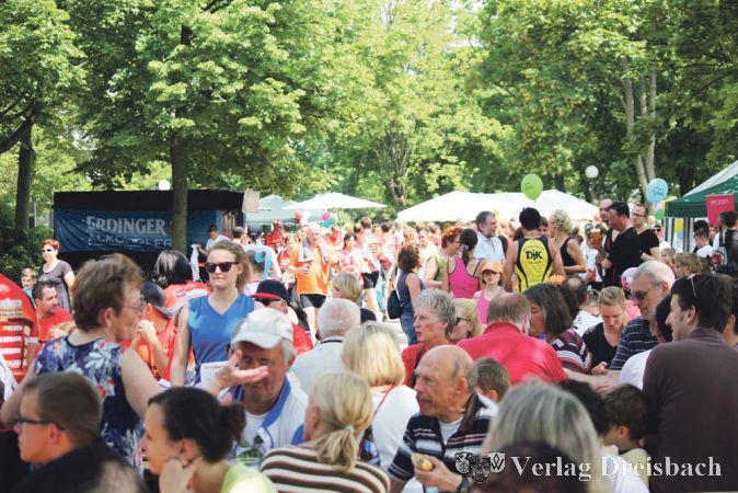 Sehr gut besucht war auch die gastliche &bdquo;Erweiterung&ldquo; des Stadtlaufes mit Musik, H&uuml;pfburg, Essen und Trinken im Anschluss an die L&auml;ufe auf dem Parkplatz der HBS.