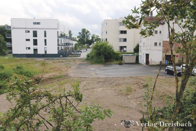 Auf dem Gel&auml;nde der ehemaligen Urbansm&uuml;hle soll ein sieben Stockwerke hoher Neubau entstehen. Das Vorhaben st&ouml;&szlig;t auf den Protest der Anwohner, sie bef&uuml;rchten aufgrund der N&auml;he und der Gr&ouml;&szlig;e des geplanten Geb&auml;udes eine Einschr&auml;nkung ihrer Lebensqualit&auml;t.
(Foto: A. Kreusch)