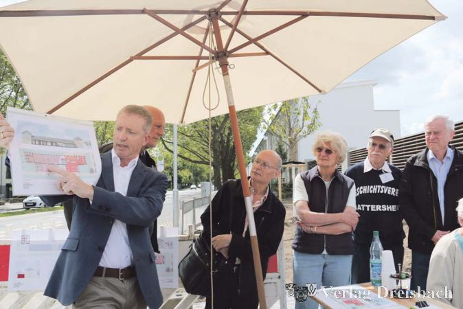 Diplom-Ingenieur Stefan Wiese von der &bdquo;Real Grundbau GmbH&ldquo; aus Hofheim erl&auml;uterte den interessierten Besuchern des HGV-Infostandes die Pl&auml;ne f&uuml;r das Stadtmuseum und den Gastronomiebetrieb im alten Sarotti-Werkstattgeb&auml;ude.
(Foto: A. Kreusch)