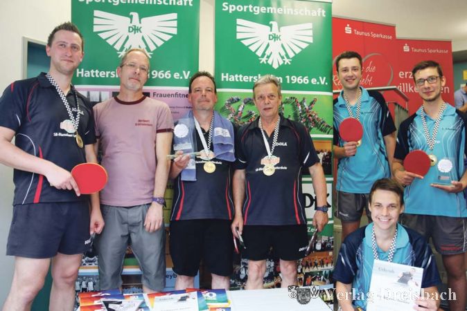 Tischtennis-Abteilungsleiter Herbert Gies (2.v.l.) freute sich, dass mit der Mannschaft des VfN Blau-Rot Hattersheim (in dunkelblauen Trikots) immerhin „Hauptstädter“ die TT-Stadtmeisterschaften gewonnen hatten – seine SG DJK Mannschaft (in hellblauen Trikots) wurde Vize-Stadtmeister.
(Foto: A. Kreusch)