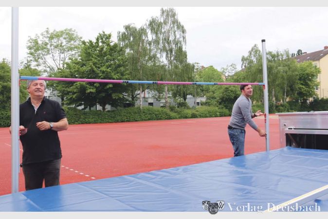 Der Leiter der Leichtathletikabteilung, Manuel Odey, und der Erste Vorsitzende des TVO, Reinhard Odey, sind stolz auf die neue Hochsprunganlage ihres Vereins.
(Foto: A. Kreusch)