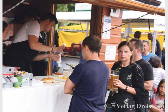 Bestens versorgt waren die Festg&auml;ste wieder dank der zahlreichen Verpflegungsst&auml;nde der Vereine. Der nunmehr hundertj&auml;hrige VfB Ginsheim servierte im Jubil&auml;umsjahr die Klassiker wie Currywurst und Pommes.