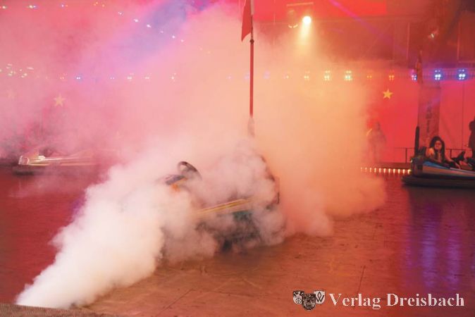 Echt &quot;spooky&quot; ging es auf der Autoscooterbahn zu, wenn die Dampfmaschine die Fahrer in Nebel h&uuml;llte.