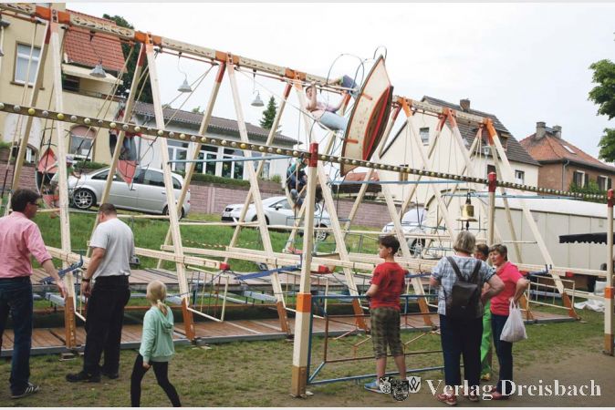 Im Eingangsbereich des Altrheinfest-Gel&auml;ndes geh&ouml;rt die Schiffschaukel zum gewohnten Bild.