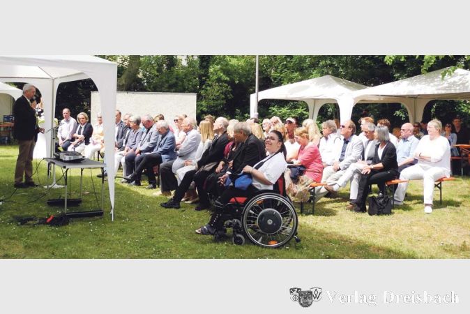 Bürgermeister Dirk Westedt (l.) begrüßte die Kunstinteressierten im Garten der Kunstsammlung bei schönsten Frühlingswetter.
(Fotos: hb)