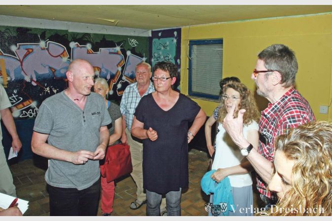 Der Bauchfachmann in der Verwaltung, Dirk Wei&szlig; (l.), f&uuml;hrte die Ausschussmitglieder um den Vorsitzenden Hubert Schmitt (r.) durch die seit Jahren verlassenen R&auml;umlichkeiten des &ouml;stlichen Blocks der Einfachstwohnungen.
(gus/Fotos: Steinacker)

&nbsp;