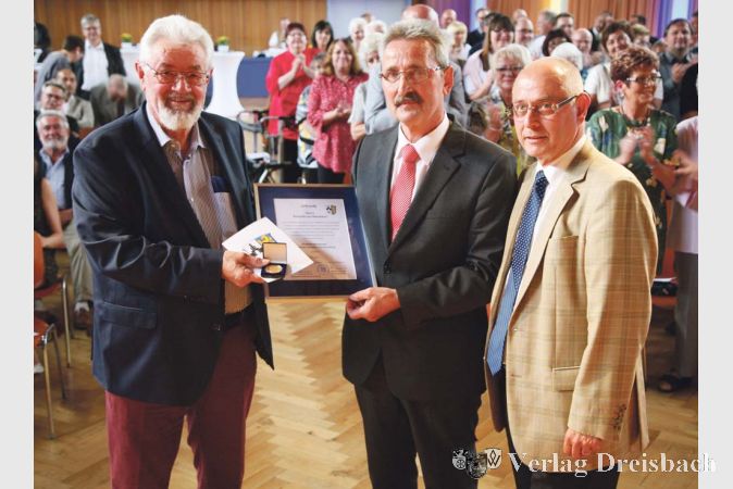 Richard von Neumann wurde am Donnerstag, 9. Juni, vom Ersten Beigeordneten Albrecht Marufke (l.) und Stadtverordnetenvorsteher Mario Bach (r.) aus dem Amt verabschiedet, mit Urkunde und Ernennung zum Ehrenb&uuml;rgermeister.
(gus/Fotos: Steinacker)