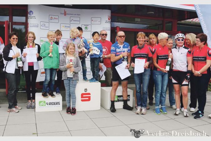 Die gr&ouml;&szlig;ten Mannschaften auf dem Giro Hattersheim 2016 kamen aus Okriftel: als Verein und als Damenmannschaft stellte der TVO jeweils die mitgliederst&auml;rkste Gruppe an RadlernInnen(links im Bild), die Damen der Sparkasse Aachen (rechts in rot) kamen mit dem zweitst&auml;rksten Damenanteil.
(Foto: A. Kreusch)