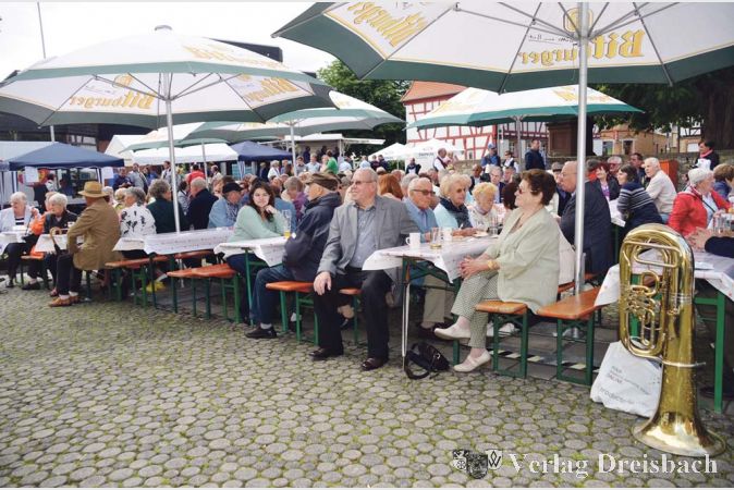 Ein vollbesetzter Gallusplatz sprach bei &bdquo;Blasmusik im Schatten von St. Gallus&ldquo; f&uuml;r sich. &Uuml;ber 100 Musiker erfreuten die G&auml;ste, und Pfarrer Sascha Jung steuerte ein Duett mit seiner Schwester zum Programm bei.
(Fotos: R. D&ouml;rh&ouml;fer)