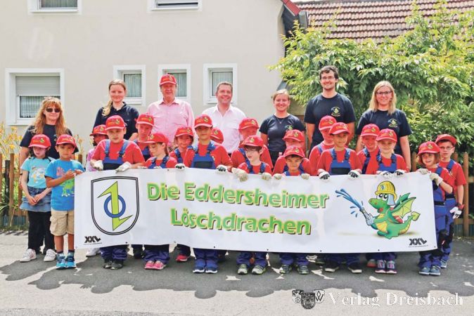 Die stolzen Eddersheimer &bdquo;L&ouml;schdrachen&ldquo; mit ihren neuen M&uuml;tzen, die Horst Lutter (dritter von links) spendierte. Auch alle L&ouml;schdrachen-Betreuer und Wehrf&uuml;hrer David Tisold (vierter von links) freuten sich &uuml;ber die Unterst&uuml;tzung.
