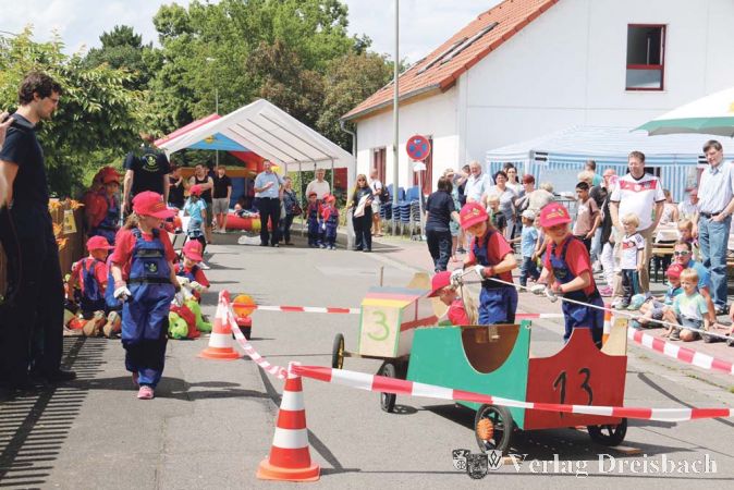 Gut organisiert und ziemlich &bdquo;auf Zack&ldquo; zeigten sich die &bdquo;L&ouml;schdrachen&quot; bei ihrer Schau&uuml;bung &ndash; die kurzen Seile zur Sicherung des &bdquo;Fahrzeuges&ldquo;&nbsp;wurden kurzerhand zusammengeknotet.
(Fotos: A. Kreusch)