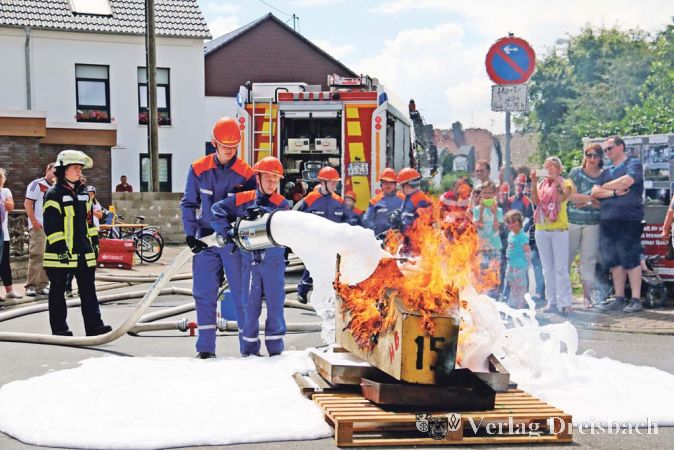 Einen echten Schaumteppich legte die Jugendfeuerwehr, um den &bdquo;Brand&ldquo; des &bdquo;Autos&ldquo; auf der Kreuzung neben dem Feuerwehrhaus in Eddersheim einzud&auml;mmen.