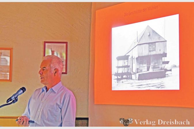 Udo M&ouml;ller hatte sich in die Kulturgeschichte der Mehlherstellung vertieft und schilderte die Entwicklung der Techniken bis hin zur Nutzung von Schiffsm&uuml;hlen , wie sie einst im Rhein bei Ginsheim lagen.
(Foto: privat)