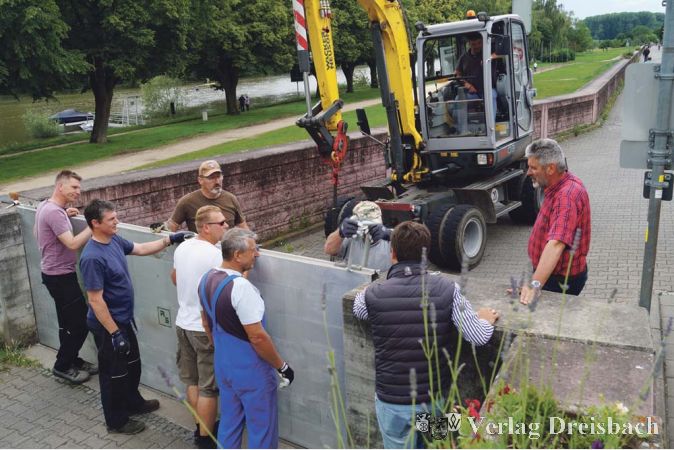 Hier ist im Idealfall Schluss f&uuml;r das Wasser: Die Wasserwehr &uuml;bt auf dem Dammweg das Einsetzen der Spundw&auml;nde.
(Fotos: G&ouml;ssl)