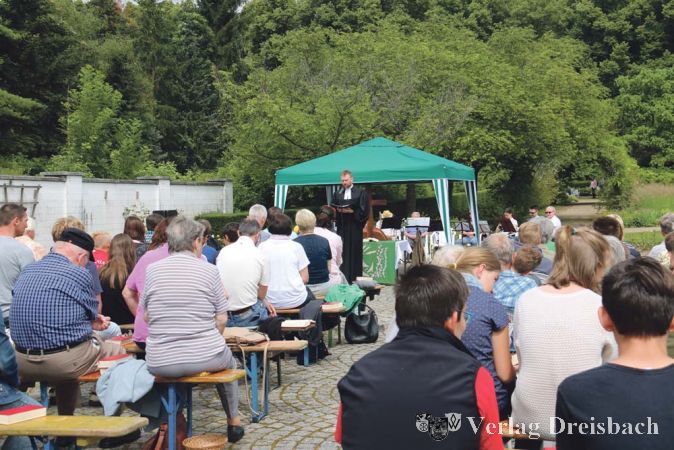 Pfarrer Johannes Kraus unterbrach seine Predigt im Rosarium zum Thema &bdquo;An Tagen wie diesen&ldquo;, um der Gemeinde Gelegenheit zum Austausch zu geben &ndash; selbstverst&auml;ndlich setzte er sich selbst auch dazu, mit den Gottesdienstbesuchern zu reden.
(Foto: A. Kreusch)