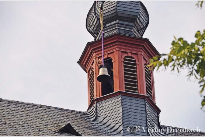 Das &bdquo;kleine G&ldquo; bei der Ankunft am Dachreiter in der Mitte des Kirchenschiffes. Die 114 Kilogramm schwere Glocke tr&auml;gt die Inschrift: &bdquo;Im Kreuz ist Heil / AD 2016&ldquo;. Sie wird vornehmlich zum Wettersegen und zur Verehrung des Kreuzes Christi l&auml;uten.
