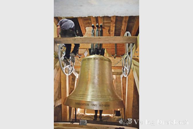 Die &bdquo;Gloriosa&ldquo; im eigens angefertigten h&ouml;lzernen Glockenstuhl. Die zweitgr&ouml;&szlig;te Glocke des Bistums Limburg setzt Schwingkr&auml;fte in dreifacher H&ouml;he ihres Eigengewichtes in Gang.