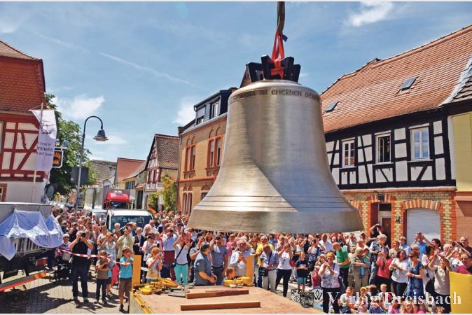 Zahlreiche Fl&ouml;rsheimer str&ouml;mten auf die Hauptstra&szlig;e, um die Weihe und das Aufh&auml;ngen der neuen Glocken aus unmittelbarer N&auml;he zu bezeugen.
(Fotos: R. D&ouml;rh&ouml;fer)