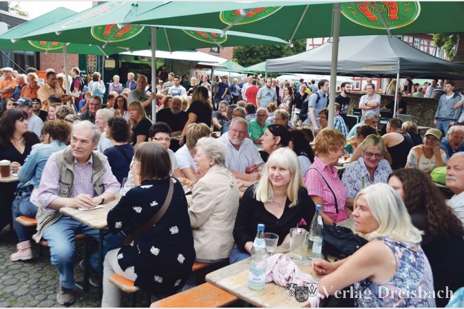 Laue Sommerabende lockten zahlreiche Besucher zum 49. Sommerfest. Cocktails, Wein, Bier, alkoholfreie Drinks garantierten wie zahlreiche kulinarische Schmankerl und abwechslungsreiche Musik das Wohlergehen der G&auml;ste. Das musikalische Programm lag ganz in den H&auml;nden Fl&ouml;rsheimer Musiker.
(Foto: R. D&ouml;rh&ouml;fer)