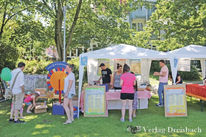 Mit Gl&uuml;cksrad und frischen Waffeln pr&auml;sentierte sich die Valentin-Gerein-Stiftung auf dem Fest des &bdquo;Gr&uuml;nen Hauses&quot;.
(Foto: A. Kreusch)