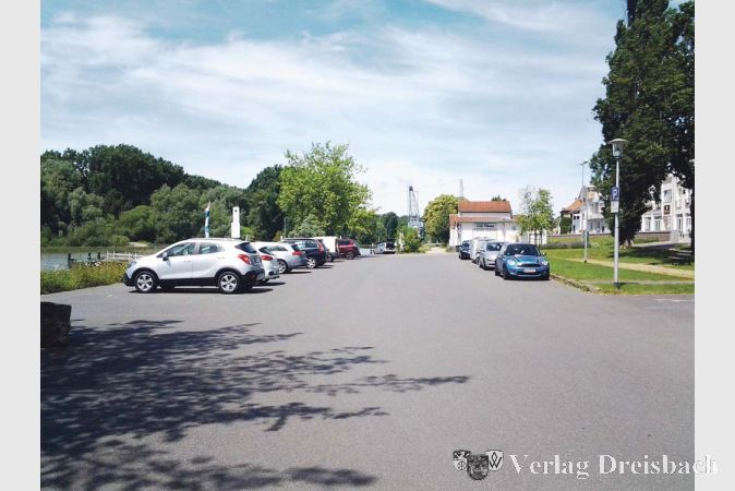 Dass an einem Erholungsraum wie dem Altrheinufer parkende Autos das Bild nicht unerheblich dominieren &ndash; besonders im baumlosen oberen Bereich &ndash; st&ouml;rt viele B&uuml;rger. Da in der n&auml;heren Umgebung einige Alternativen zur Verf&uuml;gung stehen, ist es eine der schwierigen Fragen des Umgestaltungsprozesses, wie ein h&ouml;herer Erholungswert und die Erreichbarkeit des Ufers zusammenpassen k&ouml;nnten.