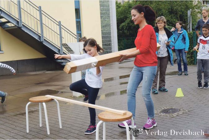 Etwas abgeschw&auml;cht waren die Herausforderungen definiert, und die Eltern durften helfen. So wurden die &bdquo;Highlangd-Games&ldquo; im Schulkinderhaus ein Spa&szlig; f&uuml;r die ganze Familie.
(Foto: hb)