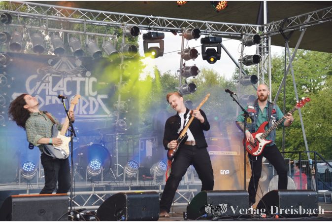 15 Bands sorgten f&uuml;r musikalische Unterhaltung bei der 41. Open Air Auflage, die unter dem Peace-Zeichen stand.
(Fotos: R. D&ouml;rh&ouml;fer)