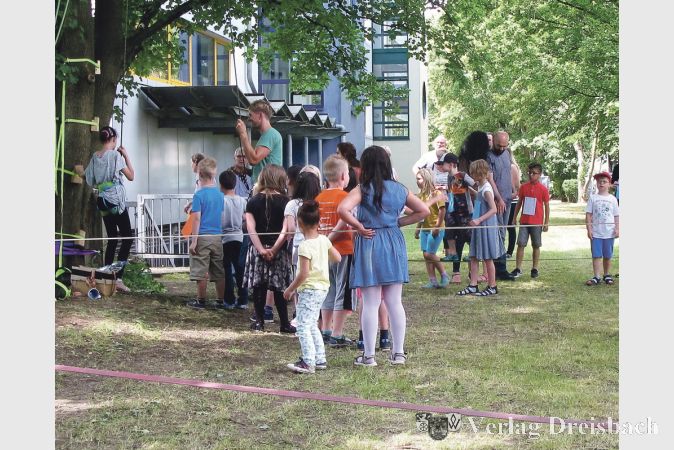 Klettern mit Sicherung auf der Slackline und am Baum durften die Kinder ebenso ausprobieren.