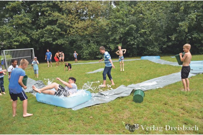 Wasserbrennball: Ein Highlight in der ersten Ferienspiel-Woche.
(Fotos: R. D&ouml;rh&ouml;fer)