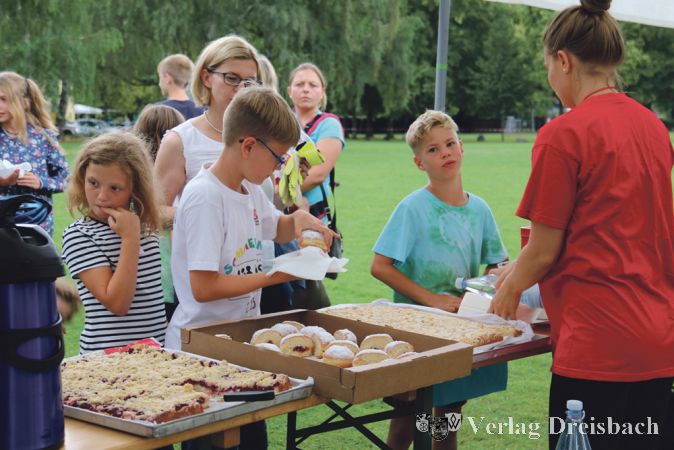 Das kleine Kuchenbuffet f&uuml;r Ferienspielkinder und deren Eltern geh&ouml;rt zu jeder Ferienspiel-Abschlussfeier.
(Fotos: A. Kreusch)