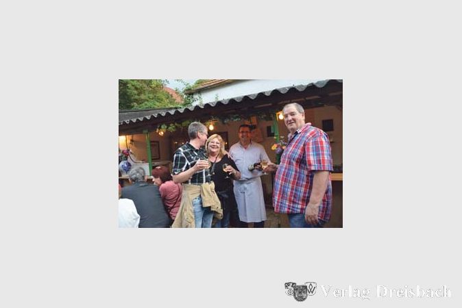 Beim Wickerer Weinfest fanden die G&auml;ste durchaus auch lauschige Pl&auml;tze, wie hier in der Scheune von Marcel Anthes (2.v.r.) in der Vorderstra&szlig;e. Sowohl in den Weinbergen als auch in den H&ouml;fen der Winzer ging es abseits des Trubels auch mal etwas ruhiger zu.