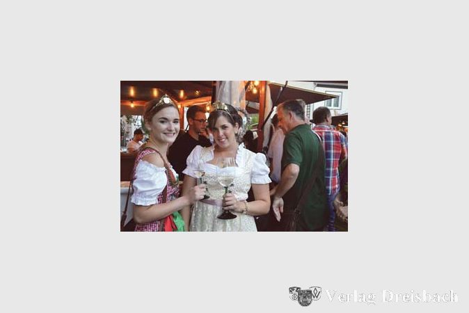 Weink&ouml;nigin Jennifer (rechts) und Weinprinzessin Marie warben als Weinmajest&auml;ten f&uuml;r die edlen Tropfen der Wickerer Winzer
(Fotos: R. D&ouml;rh&ouml;fer)