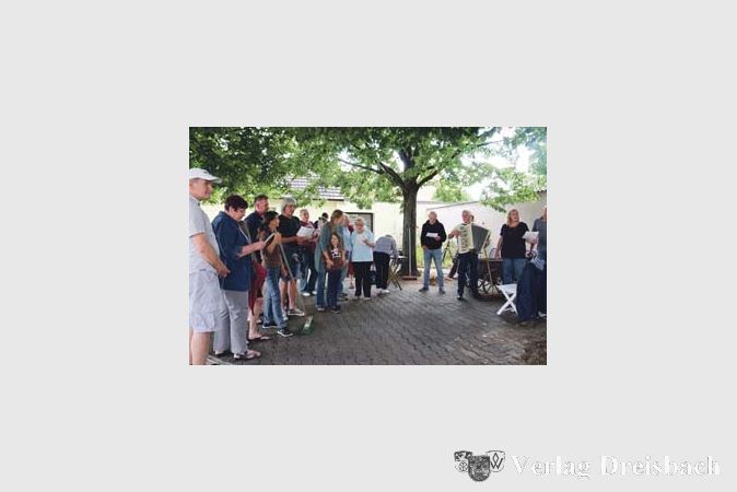 Sogar eine &bdquo;Linden-Hymne&ldquo; hatten die Teilnehmer der Aktion zum Erhalt des Lindenplatzes gedichtet, um den sch&ouml;nen Begegnungs- und Aufenthaltsort gemeinsam zu besingen.