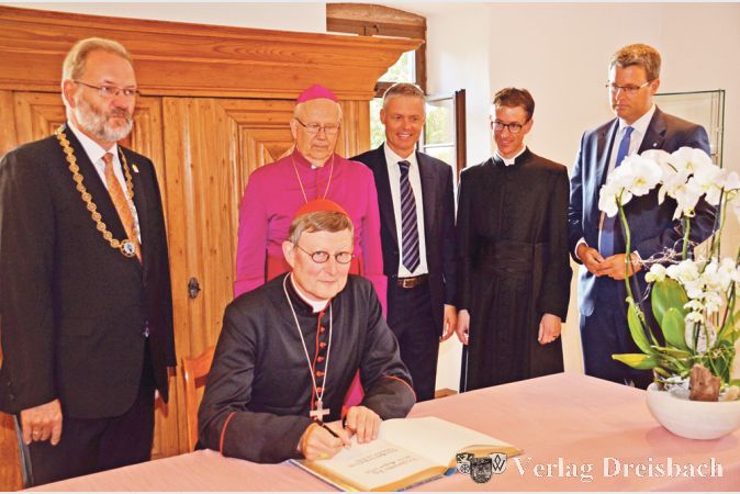 Rainer Maria Kardinal Woelki trug sich in das Goldene Buch der Stadt Flörsheim ein.
