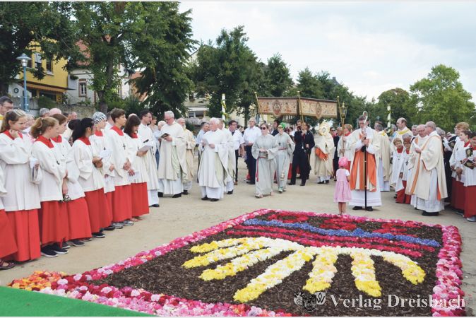 Auge in Auge mit Rainer Maria Kardinal Woelki: Ohne Scheu sprach die kleine Hanna den hohen Besuch aus Köln an.
(Fotos: R. Dörhöfer)