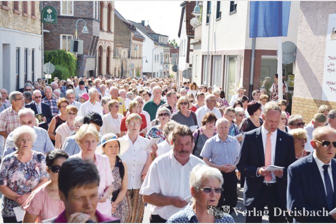  Zur Prozession durch die Straßen der Stadt reihten sich mehr und mehr Gläubige ein, schnell war die Tausender-Marke überschritten.