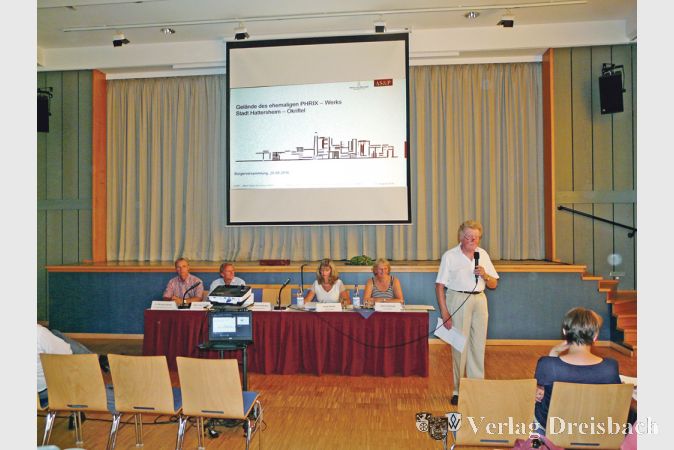 Stadtverordnetenvorsteher G&uuml;nter Tannenberger moderierte die B&uuml;rgerversammlung im Haus der Vereine, die sich mit der Neugestaltung des Phrix-Gel&auml;ndes befasste.
