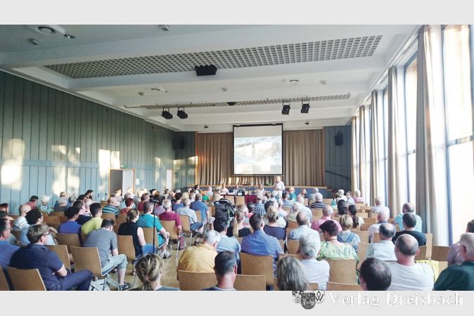 Zahlreiche Okrifteler B&uuml;rger verfolgten interessiert, wie der neue Investor, die Prinz von Preussen Grundbesitz AG, sich die Neubebauung des Phrix-Gel&auml;ndes vorstellt.
(Fotos: M. Krause)