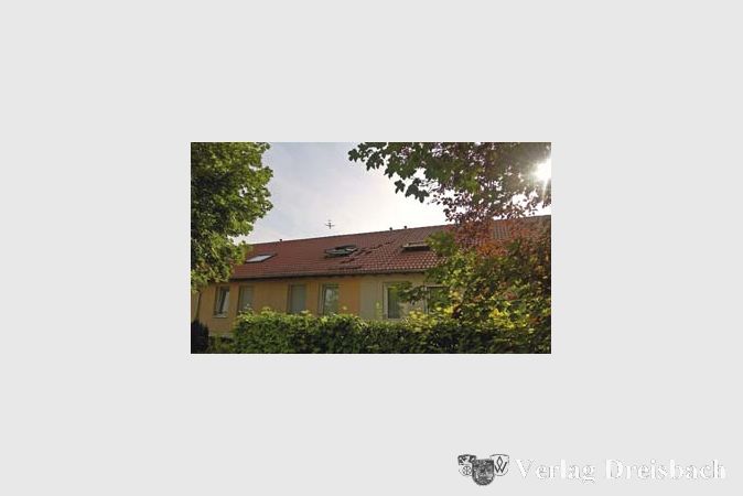 Loch im Dach: Mehrere Ziegel lösten sich durch eine Wirbelschleppe. Derartige Schäden häufen sich seit der Inbetriebnahme der Landebahn Nordwest vor fünf Jahren.
(Foto: privat)