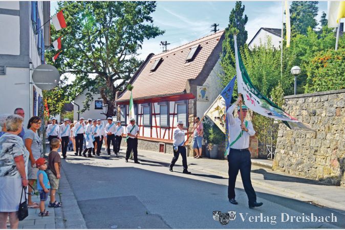 Beim Kerbeumzug durch die Wickerer Stra&szlig;en kehrten die Wickerer Kerbeborsch an allen sechs &bdquo;Tankstellen&ldquo; ein. Die Wickerer B&uuml;rger s&auml;umten bei strahlendem Sonnenschein die Stra&szlig;en.
(Fotos: R. D&ouml;rh&ouml;fer)