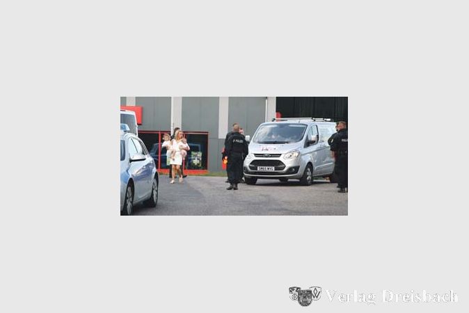 Die f&uuml;r uns logischsten Dinge musste die Polizei den &Uuml;berraschungsg&auml;sten von der Insel erkl&auml;ren: Diese junge Frau musste mit zwei Kleinkindern auf dem Arm das letzte St&uuml;ck auf das Campinggel&auml;nde zu Fu&szlig; zur&uuml;cklegen, weil die Polizei sie ohne entsprechende Sicherung nicht weiterfahren lassen wollte.