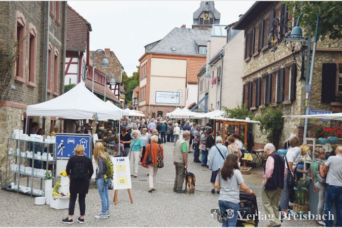 Gut besucht wurde der 16. T&ouml;pfermarkt der Keramikerinnung am Fu&szlig;e der Altstadt. Die Keramiker freuen sich &uuml;ber die Entwicklung zum Kauf von handwerklich gefertigten Unikaten.
(Foto: R. D&ouml;rh&ouml;fer)