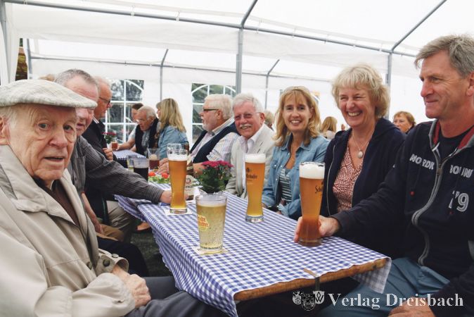 Gute Stimmung herrschte an den Tischen unter den gro&szlig;en Pavillons auf der 80-Jahr-Feier des KGV Hattersheim.
(Fotos: A. Kreusch)