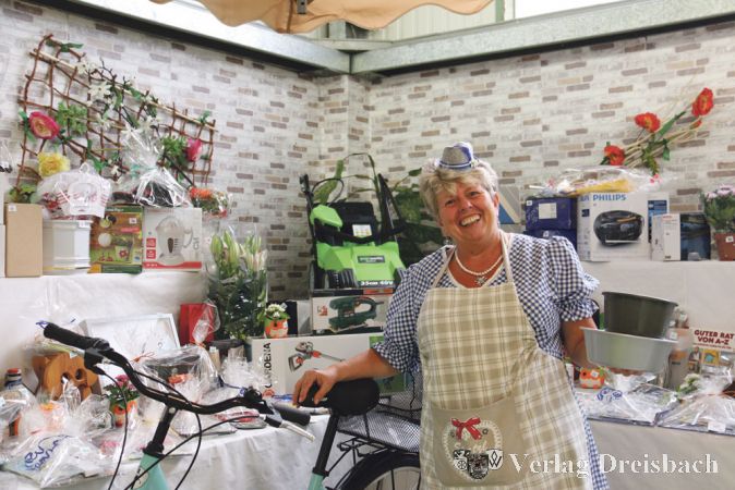 Marietta Zall verkaufte die Lose f&uuml;r die gut best&uuml;ckte Tombola immer gut gelaunt und mit einem L&auml;cheln.