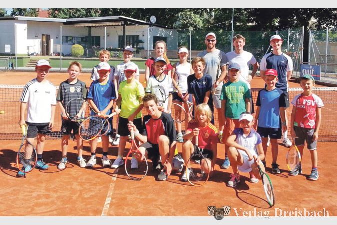 Auch die hohen Temperaturen konnten den 18 Kindern des Tenniscamps des TC Gustavsburg den Spaß an ihren Übungen nicht nehmen, die auch andere Sportarten umfassten.
(Foto: privat)