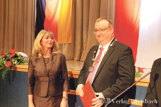 Antje K&ouml;sters Blick ruht auf der Amtskette &ndash; der Abschied fiel ihr sichtlich schwer. Es war un&uuml;bersehber: hier geht jemand, der noch viel vorhatte.
(Foto: A. No&eacute;)

&nbsp;