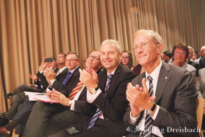 Gru&szlig;worte und Gratulationen &uuml;berbrachten unter anderem (von rechts) Staatsminister Axel Wintermeyer, Landrat Michael Cyriax, Direktor Karl-Christian Schelzke (Hessischer St&auml;dte- und Gemeindebund), Direktor Stephan Gieseler (Hessischer St&auml;dtetag) sowie Kriftels B&uuml;rgermeister Christian Seitz.
(Foto: A. Kreusch)