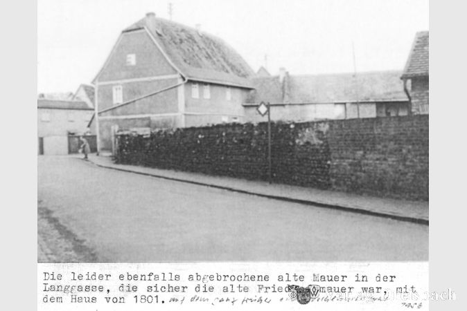 Die alte Friedhofsmauer in der Okrifteler Langgasse (hier eine Aufnahme aus dem Jahr 1956) gibt es nicht mehr. Wird nun auch die Mauer des alten Friedhofs in Eddersheim abgerissen? Das darf aus Sicht der Interessengemeinschaft Main-Eddersheim nicht geschehen.
(Foto: Stadtarchiv)